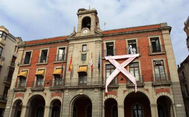 Un gran lazo rosa en Zamora en el Día Contra el Cáncer de Mama