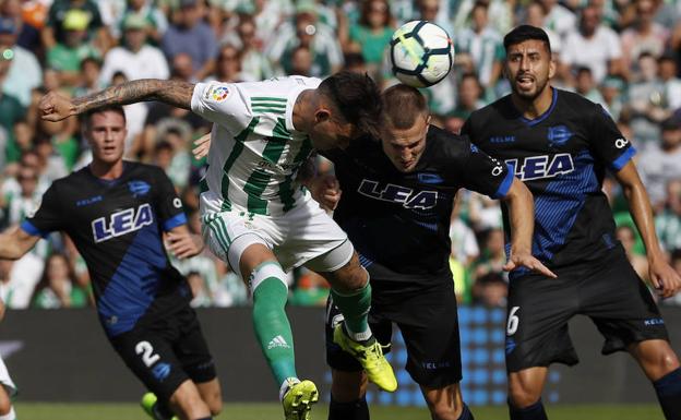 El Betis se impulsa a costa del Alavés