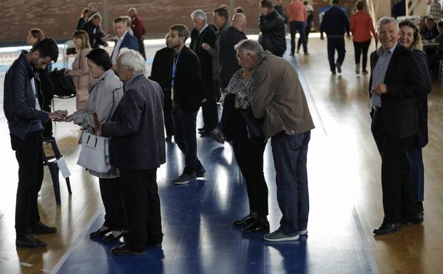 Baja participación y ausencia de incidentes en las elecciones locales en Kosovo