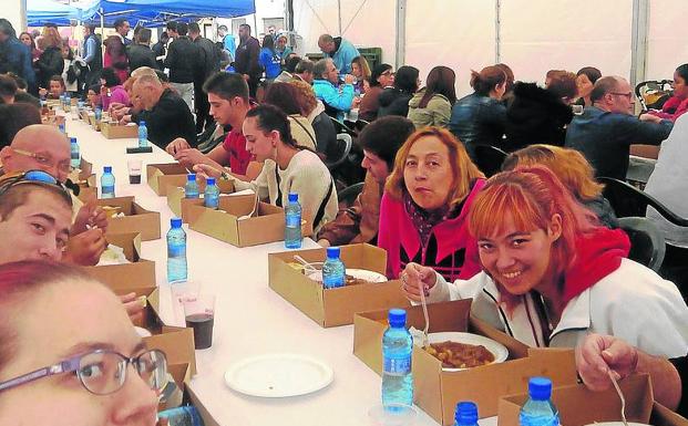 La comisión de festejos de Cantimpalos abre su año festivo con una caldereta