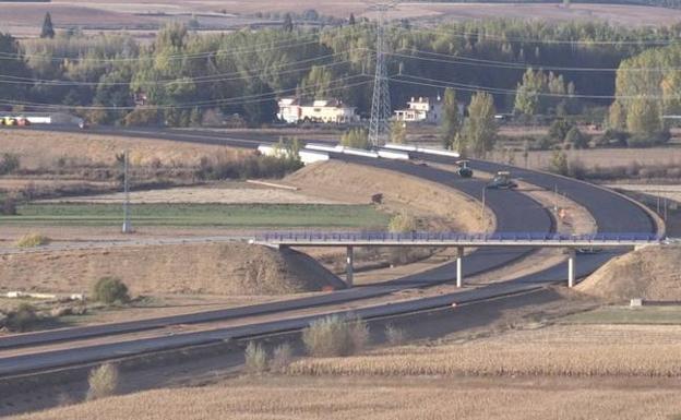 El asfaltado de la A-60 avanza a buen ritmo y cubre los restos de Sublancia