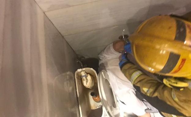 Rescatado tras quedar atrapado por la cabeza entre la pared y un inodoro