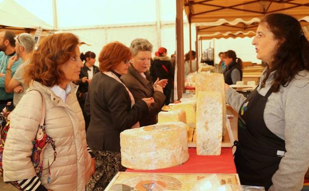 Baltanás ensalza el queso y el vino en una feria multitudinaria