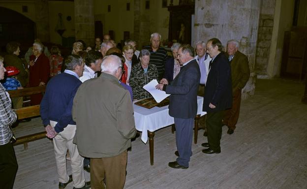 La parroquia de Autilla del Pino recibe el tríptico de la Virgen de Chiquinquirá