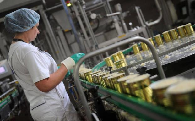 España registra la segunda mayor caída del paro de la UE