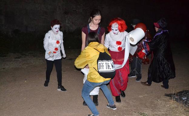 Halloween suma adeptos y cincuenta jóvenes secundan la propuesta del Ayuntamiento