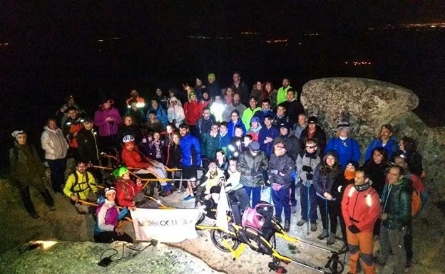 Tres sillas ‘Joëlette’ suben de noche al Castro de Ulaca