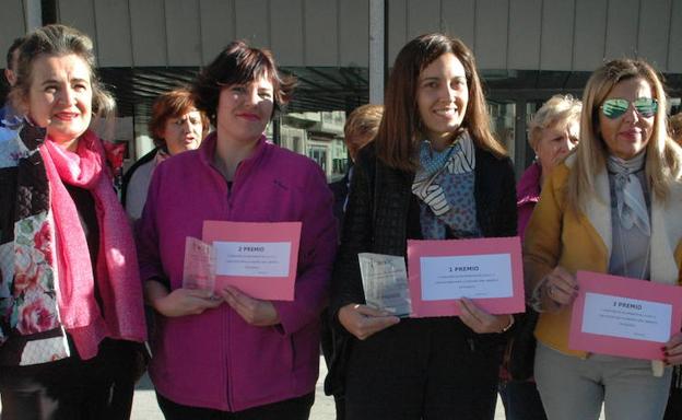 La farmacia de Elena Martín gana el Concurso de Escaparates de la AECC en Guijuelo