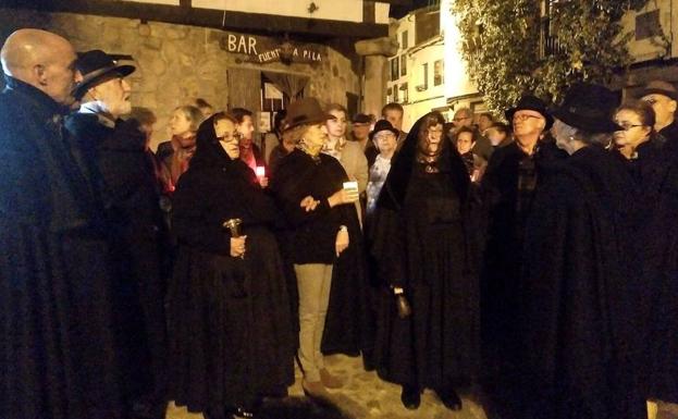 La noche se llena de almas blancas