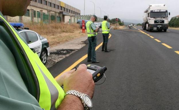 Conduce un camión de 15.000 kg de mercancías peligrosas y da positivo en drogas