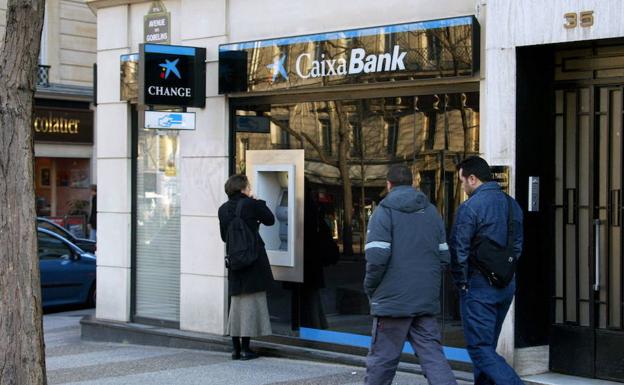 Caixabank y BBVA lideran la comercialización de planes de pensiones y fondos de inversión