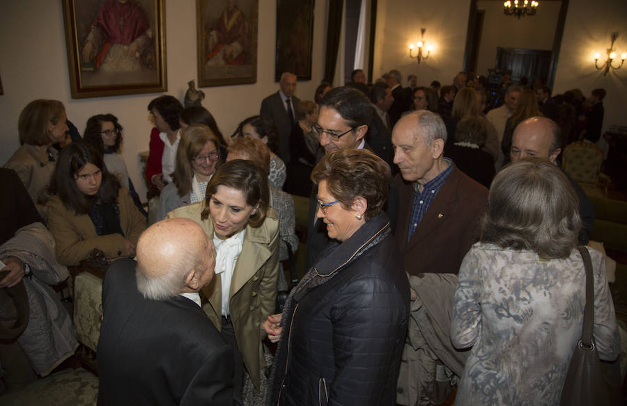Asistentes a la entrega de la Cruz de la Santa Sede a José Jiménez Lozano