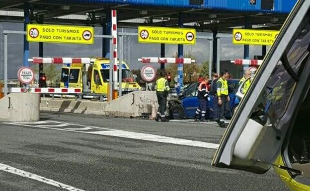 Muere un hombre tras chocar contra un muro del peaje de la AP-6 en Ávila