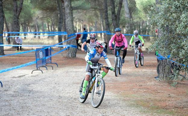 Diego Gómez y Esther Gómez, vencedores del Duatlón Ciudad de Valladolid