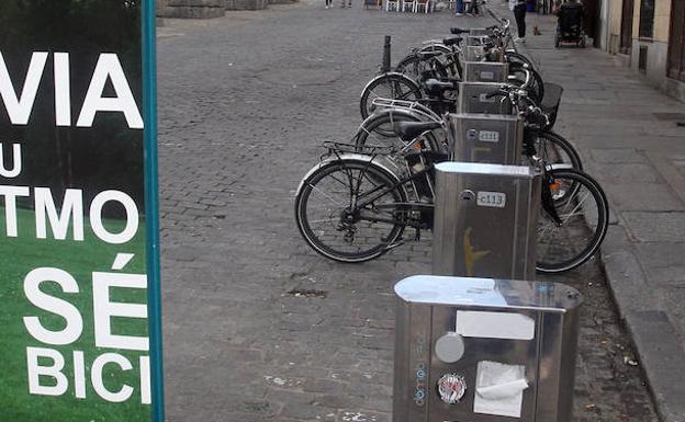 Reclaman la retirada de las bancadas del alquiler de bicicletas