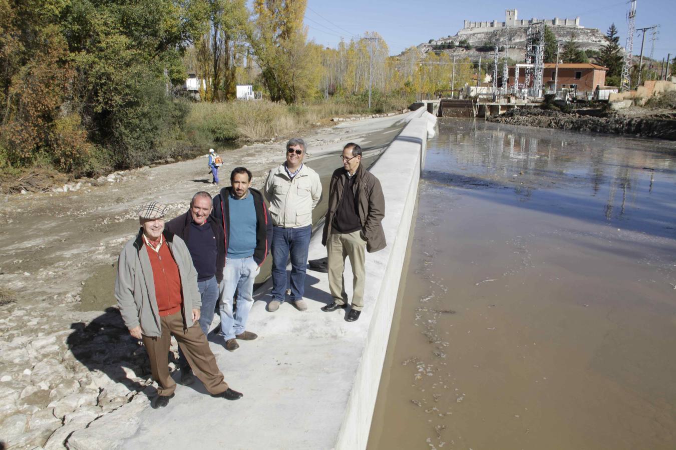 Obras en el azud de la zona de 'La Balsa' en Peñafiel