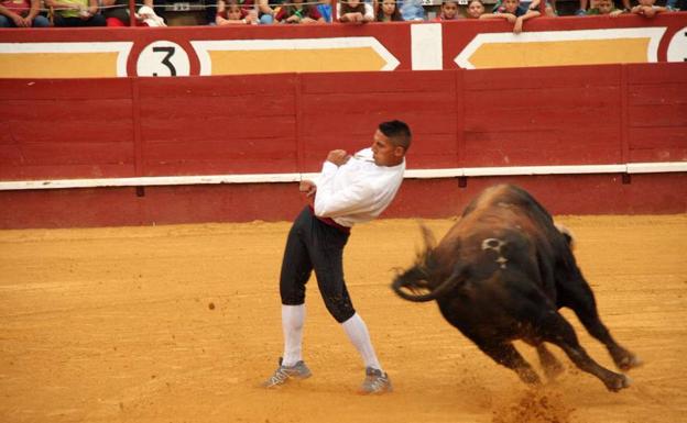 El cortador cuellarano Héctor Cabano, triunfador de las probadillas de fiestas