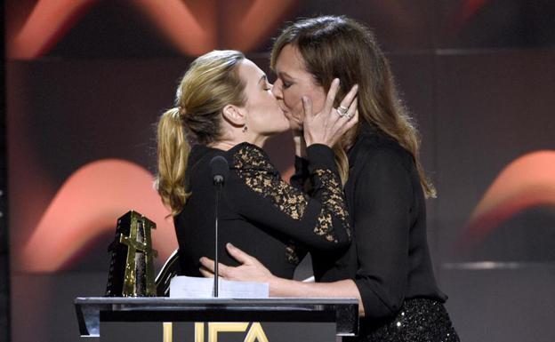 Kate Winslet y Allison Janney se dan un beso de película