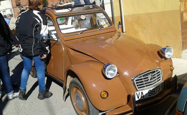 Cevico de la Torre calienta motores para la concentración de vehículos clásicos