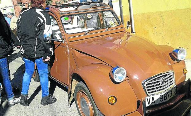 Cevico de la Torre reúne coches clásicos como previo a sus fiestas