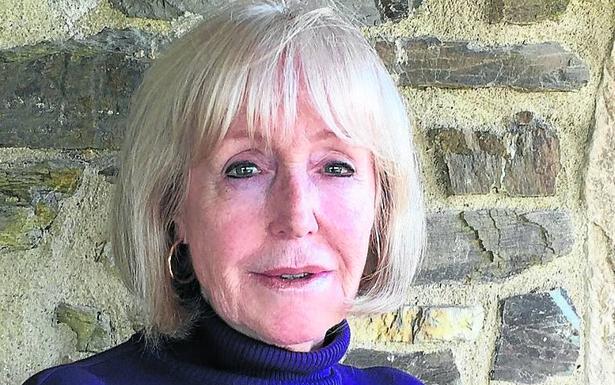 «La poesía me da opción de reconstruir parte de mi pasado»