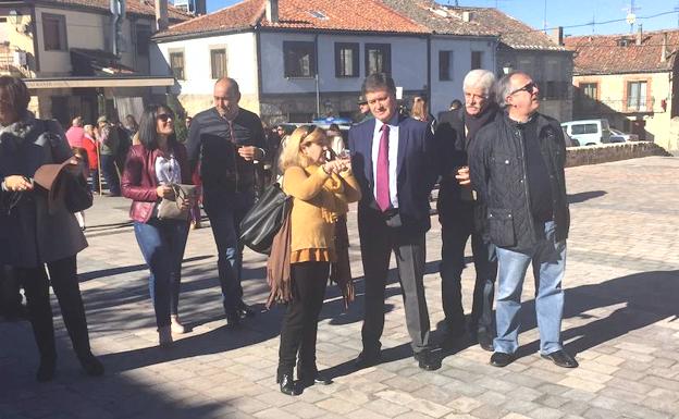 La reforma de la plaza principal de Navafría satisface a los vecinos