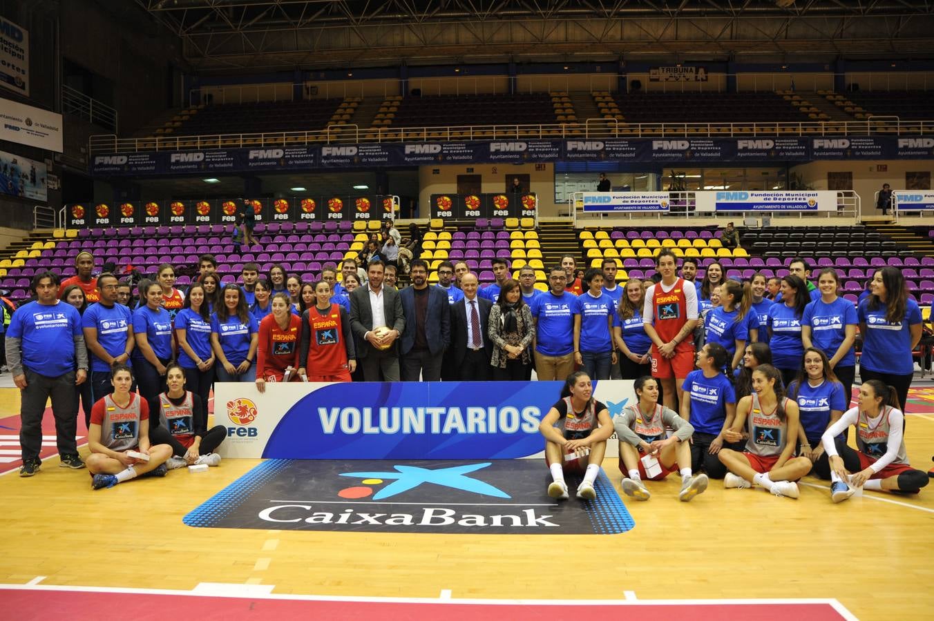 El alcalde de Valladolid recibe a la selección femenina de baloncesto en el pabellón Pisuerga