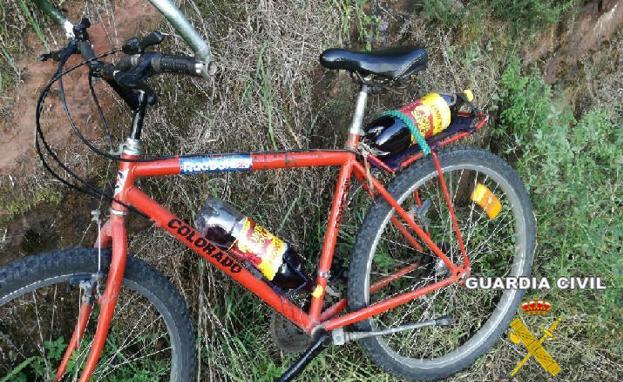 La Guardia Civil denuncia a un ciclista que circulaba ebrio y con dos botellas de vino