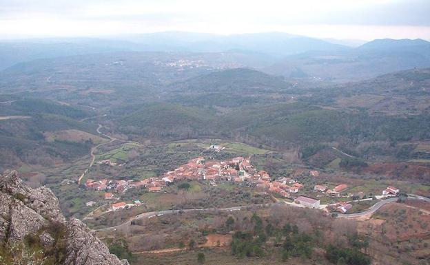 Los vecinos recogen más de 2.400 firmas para que no cierren el colegio
