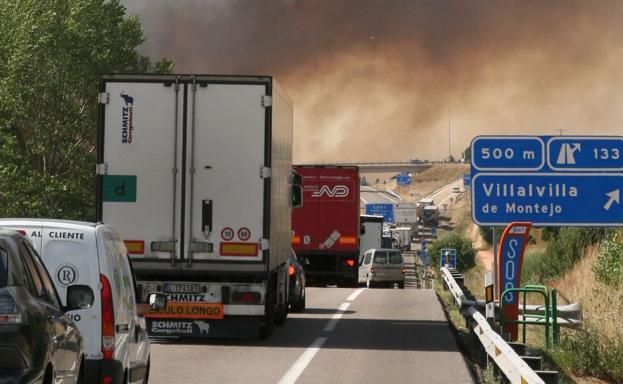 Reabierta al tráfico la A-1 tras incendiarse un camión en Boceguillas