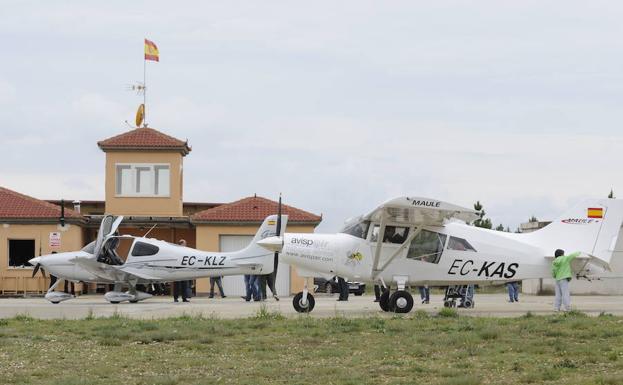 Una avioneta ligera aterriza de emergencia en Almazán por un fallo mecánico del motor