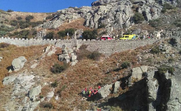Rescatado en Ávila un motorista que cayó cincuenta metros por un terraplén