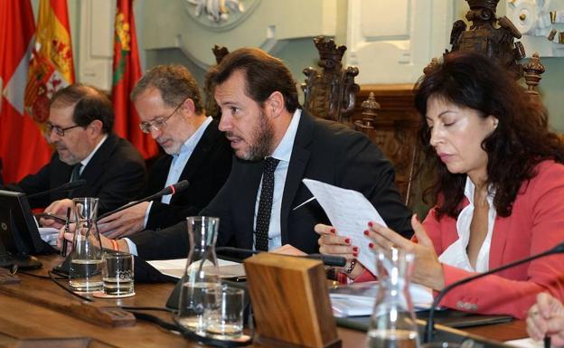 El pleno aprueba en 40 minutos el nuevo convenio para la integración del tren