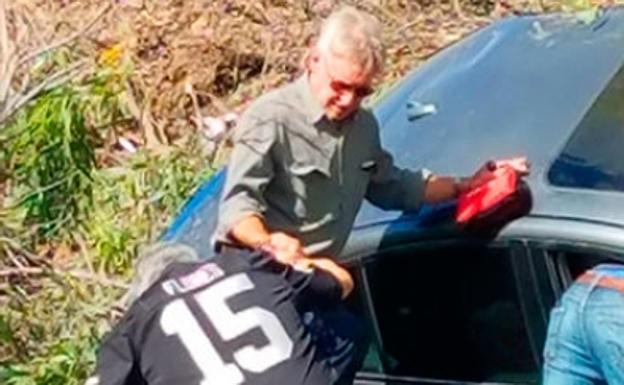 Harrison Ford rescata a una mujer atrapada en su coche