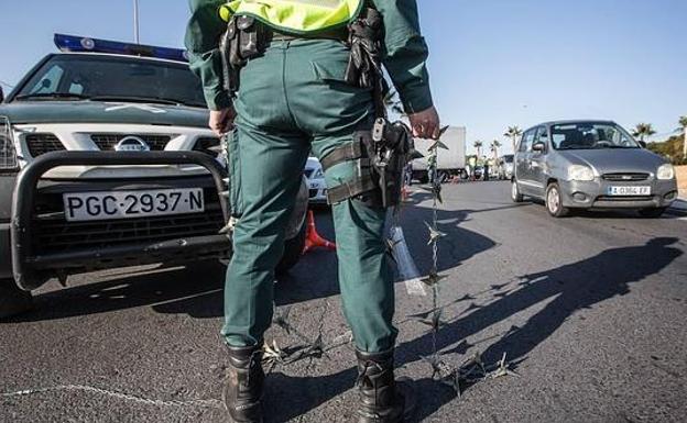 Tirotean a guardias civiles de León en la persecución de un camión de vino robado en Onzonilla