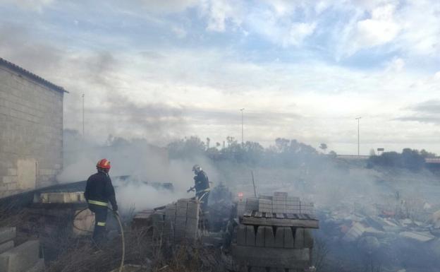 Los Bomberos sofocan un fuego en una parcela con material de obra en Puente Duero