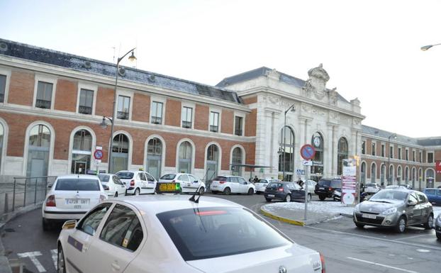 Cincuenta pasajeros de tren que viajaban a Ávila, trasladados en autobús por una avería