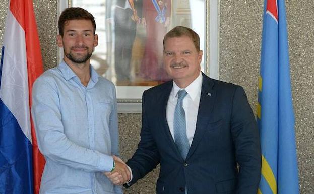 El primer ministro de Aruba recibe a David Martín, joven embajador de Segovia del Patrimonio Mundial