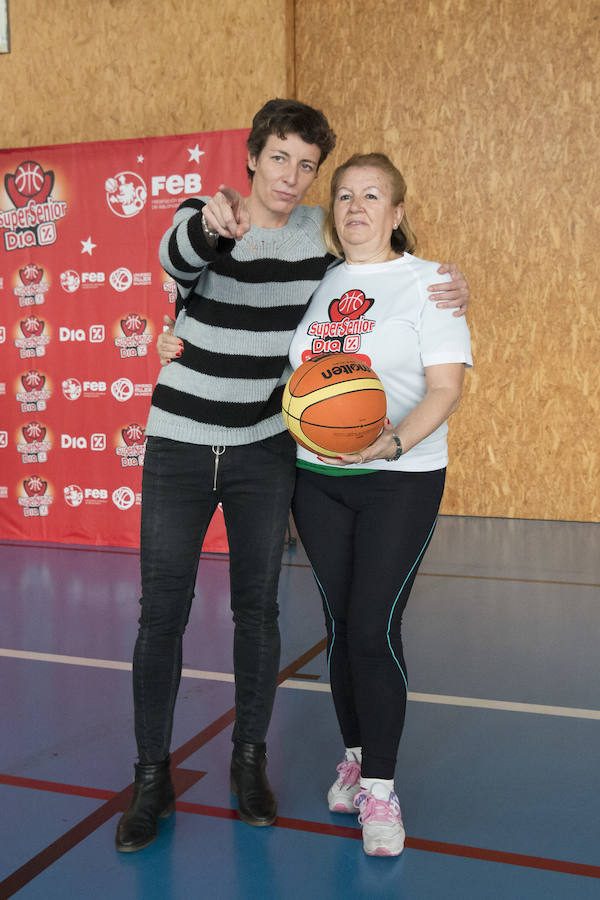 Los mayores de Salamanca se divierten con el baloncesto