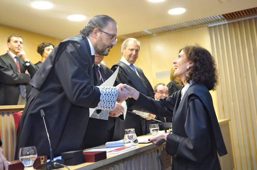 El Colegio de Abogados de Valladolid entrega insignias y reconocimientos durante su fiesta colegial