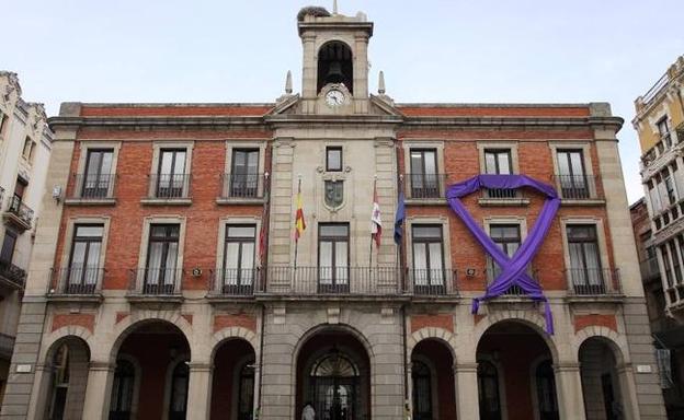 Un gran lazo violeta en Zamora contra la violencia de género