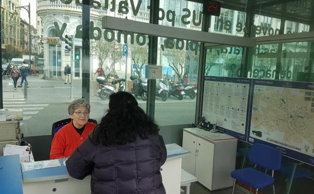 Auvasa ampliará la oficina de atención al viajero de la Acera de Recoletos por falta de espacio