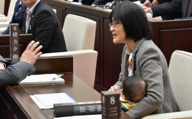 Una concejala japonesa es obligada a abandonar un pleno por ir con su bebé