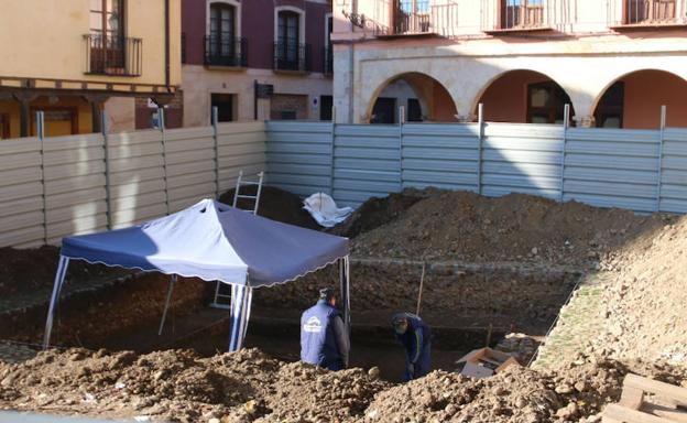 Las obras de la Plaza del Grano vuelven a toparse con los restos del camposanto del Mercado