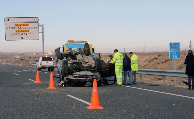 Aparatoso vuelco en la autovía de pinares