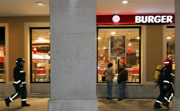 Un incendio obliga a desalojar Burger King y a realojar a clientes de un hotel