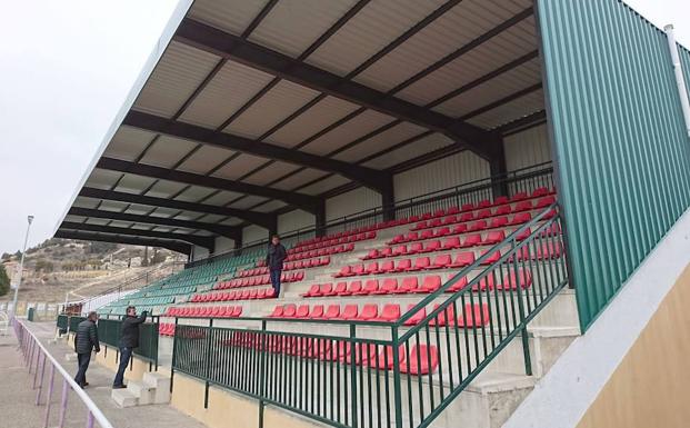 Nuevo impulso a la renovación del césped artificial del campo del Otero