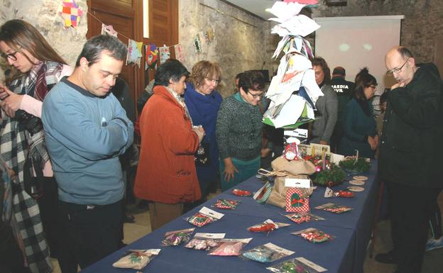 Fundación Personas inaugura en el Palacio de Pedro I su exposición de artesanía