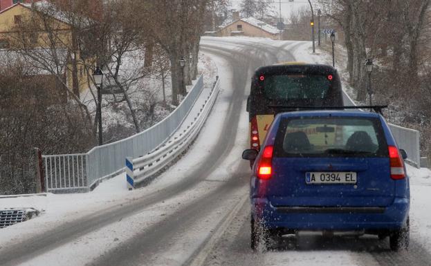 La nieve y el hielo complican el tráfico en dieciséis carreteras de Segovia