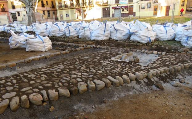 Los primeros cantos rodados comienzan a dibujar la Plaza del Grano